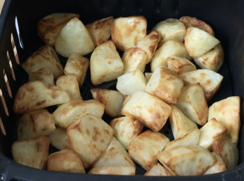 step3: 抹乾薯仔，加鹽巴和油攪拌，把薯仔放入氣炸鍋，先180度氣炸20分鐘
中途攪拌一下，如果覺得薯仔顏色不夠金黃，可200度再氣炸6分鐘