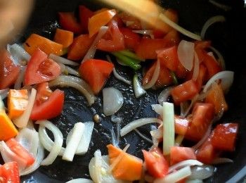 step2: 熱鍋加油放入洋蔥絲與蔥段爆香。放入番茄、胡蘿蔔拌炒均勻。