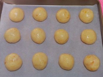 step2: 然後將全蛋液分3次加入拌勻，每次要完全拌勻吸收哂先可加入下一次蛋液
加入芝士粉，芝士碎再拌勻後，戴上烘焙用既即棄手套操作，每粒麻糬波波為20g一粒滾圓，放上已有烘焙紙既焗盤上備用