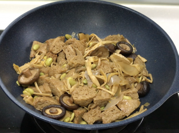 step4: 蓋蓋中火煮沸，轉小火煮至收汁