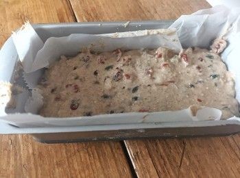 step5: 將一半的麵糊倒入鋪有烘焙紙的烤模內 （或一次過用兩個模具同時焗)，放入已預熱170度C焗爐(烤箱)，焗約30至35分鐘，或至全熟，待涼