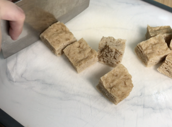 step5: 烤麩放涼後切塊，喜歡的也可以撕成塊