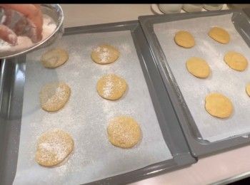 step12: ～於牛油紙上灑上適量的麵粉，再放上麵團，再在麵團上灑上適量的中筋麵粉。
～讓麵團發酵30分鐘。