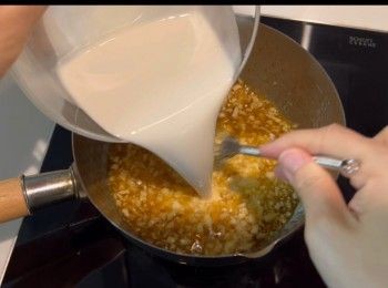 step6: 隨即將粉漿倒入已熄火的糖水中，拌勻。