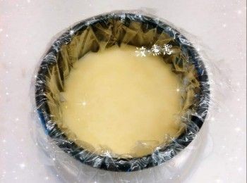 step5: 將已混合鮮奶的魚膠粉加入<span class="group_2">榴槤茸</span>，攪拌至完全均勻 2. 先加入1／3已混合鮮奶魚膠粉的<span class="group_2">榴槤茸</span>，拌勻，再將餘下已混合鮮奶魚膠粉的<span class="group_2">榴槤茸</span>加入，充分拌勻成榴槤慕絲 3. 先將2／3的慕絲倒在已凝結成形的<span class="group_1">餅底</span>上，然後將已結凍的<span class="group_2">榴槤茸</span>放在慕絲中間部份（流心餡與模具之間必需留位，不能太貼近模具邊緣，否則切開慕絲蛋糕時，流心餡會因太貼近蛋糕邊位而容易流出），輕輕按壓使<span class="group_2">榴槤茸</span>和慕絲成同一水平的高度（作用將慕絲推向邊緣位置，固定流心餡在蛋糕中心位置）