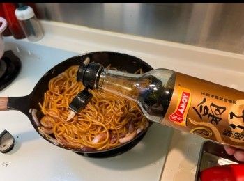 step5: 原鑊放入洋蔥，中火，將洋蔥炒至半透明。下意粉中大火炒勻(如太乾可加少許意粉水)；下調味料炒勻，試味（太淡可續少量加入淘大翕仔頭遍生抽，顏色不夠可加入小許老抽調色，但我覺得顔色已經足夠，故沒有加入老抽)；倒回叉燒炒勻(注: 大火約1分鐘)，熄火，灑上特濃麻油， 即成。