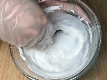 step3: 粘米粉和馬蹄粉混合，加一半水，搓揉，再加剩下水攪拌均勻