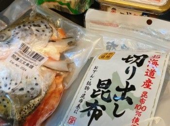 step1: 將三文魚洗淨，用廚房紙抹乾水份，灑上鹽及胡椒粉略醃。