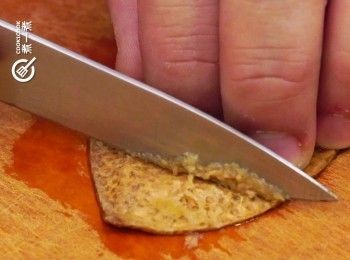 step2: 陳皮浸軟刮囊
Soak dry tangerine peel until tender and remove the pith.