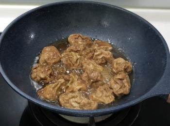 step7: 倒掉川燙的水，倒入醬汁，加油麵筋，中小火煮5分鐘，開蓋翻煮至收汁