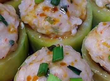 step3: 蒸好後倒去多餘水份，簡單用蒸魚豉油同熟油淋面，加上幾粒蔥花裝飾完成