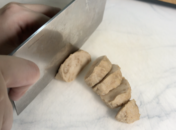 step3: 切成小塊，可以捏成圓形