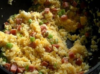 step4: 放入混好蛋黃的白飯，將白飯炒乾炒散。加點鹽調味。