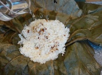 step4: 碟子上放上荷葉 並注入水份