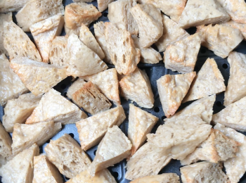 step2: 新鮮烤麩剪成小塊，加油用200 度氣炸5-6分鐘，氣炸到表面金黃即可