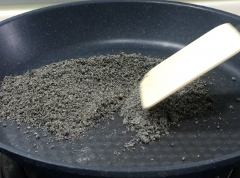 step1: 小火炒香黑芝麻粉，炒到有芝麻香氣即可關火