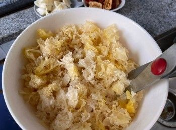 step3: 雪耳浸2小時至完全浸發，剪去底部、撕成小塊。