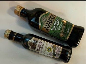 step1: 首先準備沙律油：意大利特純橄欖油及意大利黑醋混合，加鹽及黑胡椒粉調味。