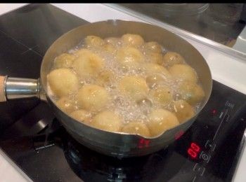 step1: 準備你喜愛的街頭小食，食材很隨意，我就準備了陳皮魚蛋、炸魚蛋和魚皮餃。
準備一煲水，用大火煮七至八分鐘至浮起、全熟。