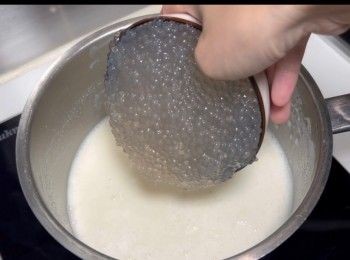 step8: 然後加入預先煮好的西米。
80克的西米大約可以煮出約一碗份量的熟西米。