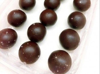 step4: 餡料： 1. 先將餡料放室溫回溫至略軟身／放進雪櫃冷藏1晚（視乎現成餡料需放冰格冷凍／放室溫保存） 2. 再將已回溫至略軟身／冷藏至少許硬身的餡料分份（24 g），搓圓，放進雪櫃冷藏1晚／冰格冷凍1小時（較容易包入），備用