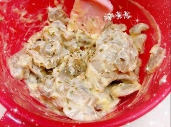 step1: <span class="group_2">餡料</span>： 1. 將罐頭切片蘑菇瀝乾，加入蛋黃沙律醬／美乃滋和適量的香草碎，拌勻，備用 2. 芝士一開四切成正方形，備用（芝士需放進雪櫃冷藏，保持硬身，更容易包入）