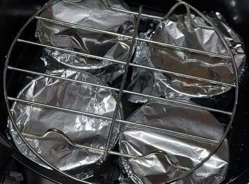 step3: 預熱氣炸鍋130度5分鐘，用錫紙蓋住器皿氣炸（會更滑避免出現月球面）如怕被風吹起錫紙可以用蒸架放面壓住（如圖）