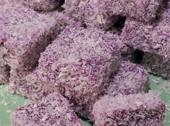 step2: 開細火用膠刮不停攪拌成稍為杰身糊熄火，倒入器皿（建議用正方形密實盒）放涼一下後，放雪櫃雪3小時或以上完全凝固，切出喜歡既大小方形，每粒紫薯牛奶糕沾上椰絲或椰蓉就可以享用
