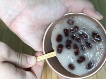 step7: 放涼，用兩枝竹籤沿邊底劃一圈，插入砵仔糕，脫模