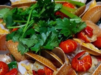 step1: 小龍蝦用鹽水清洗乾淨瀝乾水份