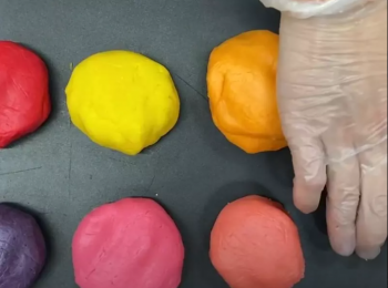 step3: 將麵糰分割成是當大小，並用色素染成所需的顏色(黃、紅、粉紅、淺粉紅、紫)