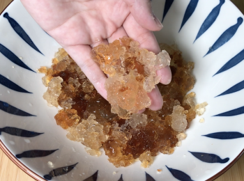 step2: 泡發完的桃膠，挑掉桃膠的雜質