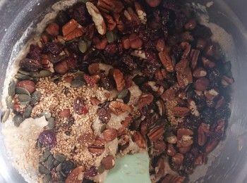 step4: 加入所有果仁、果乾和南瓜籽等，拌勻