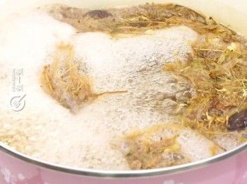 step6: 滾起後轉小火煲120分鐘，加鹽調味即成
Turn to low heat after boiling. Boil for 120 minutes. Seasons with salt. Enjoy.