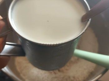 step1: 將檸檬汁加入牛奶內，拌勻，靜置15分鐘