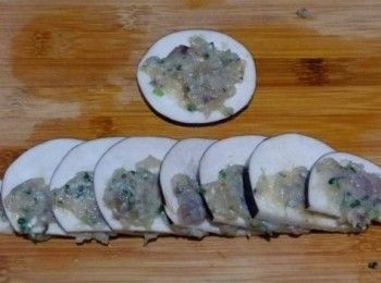 step1: 茄子先清洗乾淨，用清水加白醋浸15分鐘，蝦膠拍成蓉後，同墨魚膠一同用胡椒粉，麻油，砂糖醃一陣，茄子切一片做底座，另切7片大約3mm做花瓣，唔好切得厚會卷唔起會易斷開，每片抹上薄薄地蝦膠魚滑，卷好放上茄子底座做型蒸7～8分鐘就可以，再加上喜歡既醬汁完成