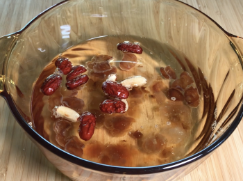 step3: 乾桂圓肉用水洗淨，紅棗用水洗淨，剪小塊、去核，杞子用水洗淨，浸泡5分鐘，將桃膠、紅棗、桂圓肉和水大火煮沸，轉小火煮30分鐘