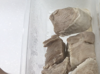 step1: 瘦肉汆水洗淨