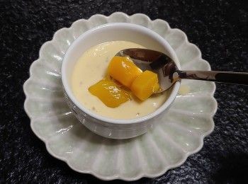 step5: Tips: 
**今次用急凍芒果夠熟夠甜； 連糖漿都不用下。 用現成糖漿可隨意栽食用時各自添加； 較方便。 
**我用了較大粒的西米； 也可按喜好用較小粒的