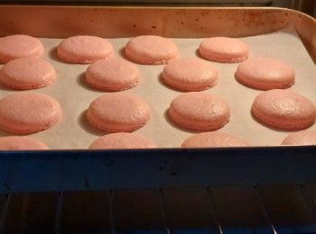 step2: 預熱焗爐140度5分鐘，焗140度5分鐘，焗到2～3分鐘會見到開始出現裙邊，焗完5分鐘轉110度8分鐘，出爐放涼後唧上餡料完