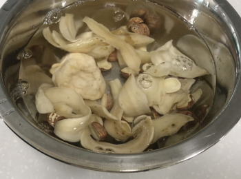 step2: 將百合、無花果和紅蓮子用水洗淨，浸泡半小時