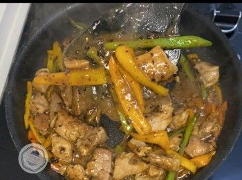 step7: 生粉加入少許室溫水拌勻（備用），加入生粉水，烹調成芡汁。

蓋上蓋烹調兩分鐘，最後這個步驟轉至（中火）快炒，完成。