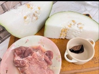 step1: 冬瓜籽解肺毒 ， 越大粒越硬越好， 要壓碎。
冬瓜去皮， 切粒。皮用鹽擦洗乾淨。
