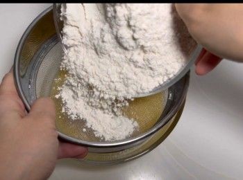 step3: 加入已過篩的中筋麵粉，用筷子將液體混合物與麵粉攪勻。