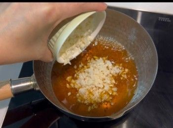 step5: 另一邊廂，在煲內加入140毫升的清水，放入片糖，先將片糖煮溶。
當片糖煮溶後，再加入糖桂花和馬蹄碎，煮至微微滾起時，馬上熄火。