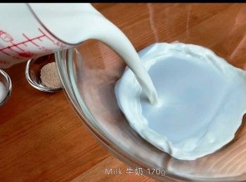 step1: 加入牛奶、酵母、糖、蜜糖