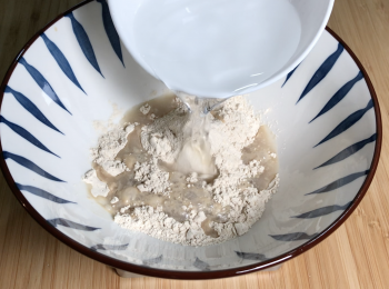 step1: 小麥蛋白直接加水，攪拌成團，搓揉30秒已經成了麵筋