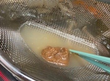 step7: 熄火，把味噌放入隔篩內，浸在湯中內攪拌至完全溶化，隨喜好加入葱粒，即成，趁熱享用。