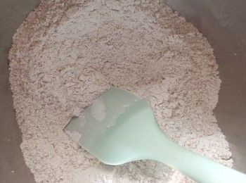 step2: 在大碗內將麵粉、鹽、梳打粉和糖拌勻