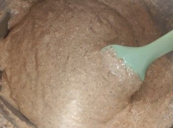 step3: 再加入牛奶和楓糖漿，拌勻